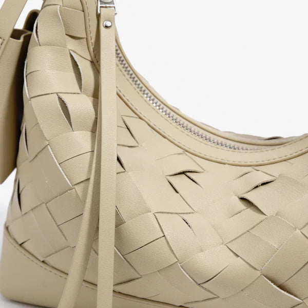 VICIDERCI Ismara genuine leather hobo bag in beige detail view