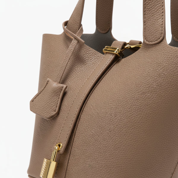 VICIDERCI Lunelia top-grain leather bucket bag in brown detail view